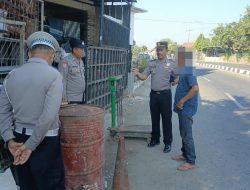Warga Keluhkan Truk Rongsokan Parkir di Badan Jalan Karangampel Indramayu, Polisi Langsung Turun Tangan