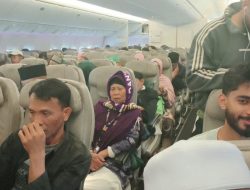 Jemaah Umrah Indramayu Akhirnya Pulang Setelah Terdampar di Singapura Imbas Abu Vulkanik