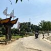 Berdiri di Bantaran Cimanuk, Tugu Perahu Jaga Kenangan Warga Krasak Indramayu Tentang Perahu Tambangan