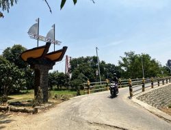 Berdiri di Bantaran Cimanuk, Tugu Perahu Jaga Kenangan Warga Krasak Indramayu Tentang Perahu Tambangan