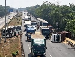 Kecelakaan di Tol Cipali KM 176, Bus Tabrak Truk Hingga Ringsek Berat