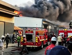 Gudang Pabrik di Kawasan Industri Losarang Indramayu Padam Setelah 6 Jam Terbakar, Polisi Turun Tangan Selidiki Penyebabnya