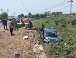 Mobil Pikap Terjun ke Parit di Sliyeg Indramayu, Sopir Diduga Ngantuk