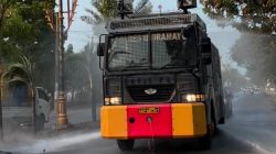 Cegah Debu Jalanan dan Abu Vulkanik, Polres Indramayu Kerahkan Water Cannon Semprot Sejumlah Ruas Jalan