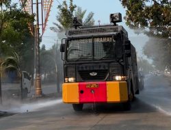 Cegah Debu Jalanan dan Abu Vulkanik, Polres Indramayu Kerahkan Water Cannon Semprot Sejumlah Ruas Jalan