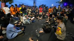 Demo Mahasiswa di Indramayu Berlangsung Hingga Malam, Minta Evaluasi Kinerja Bupati dan DPRD Indramayu